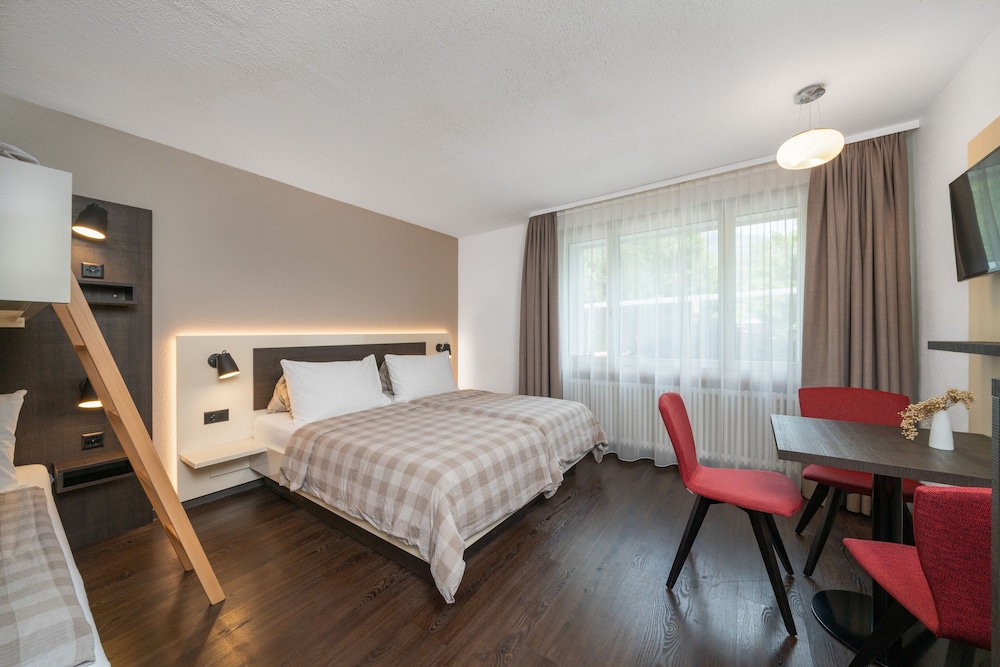 ROOM, QUADRUPLE