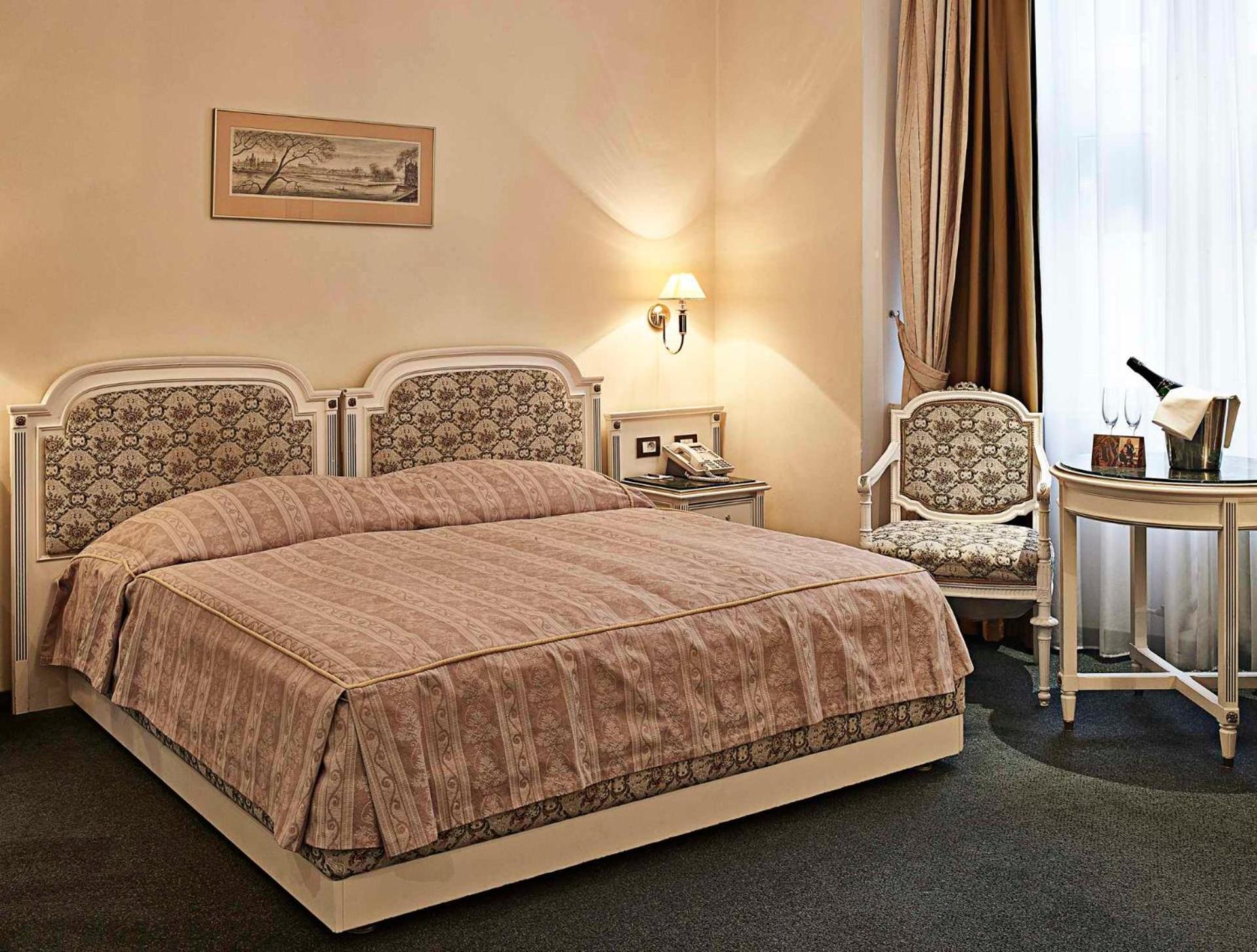 SINGLE ROOM