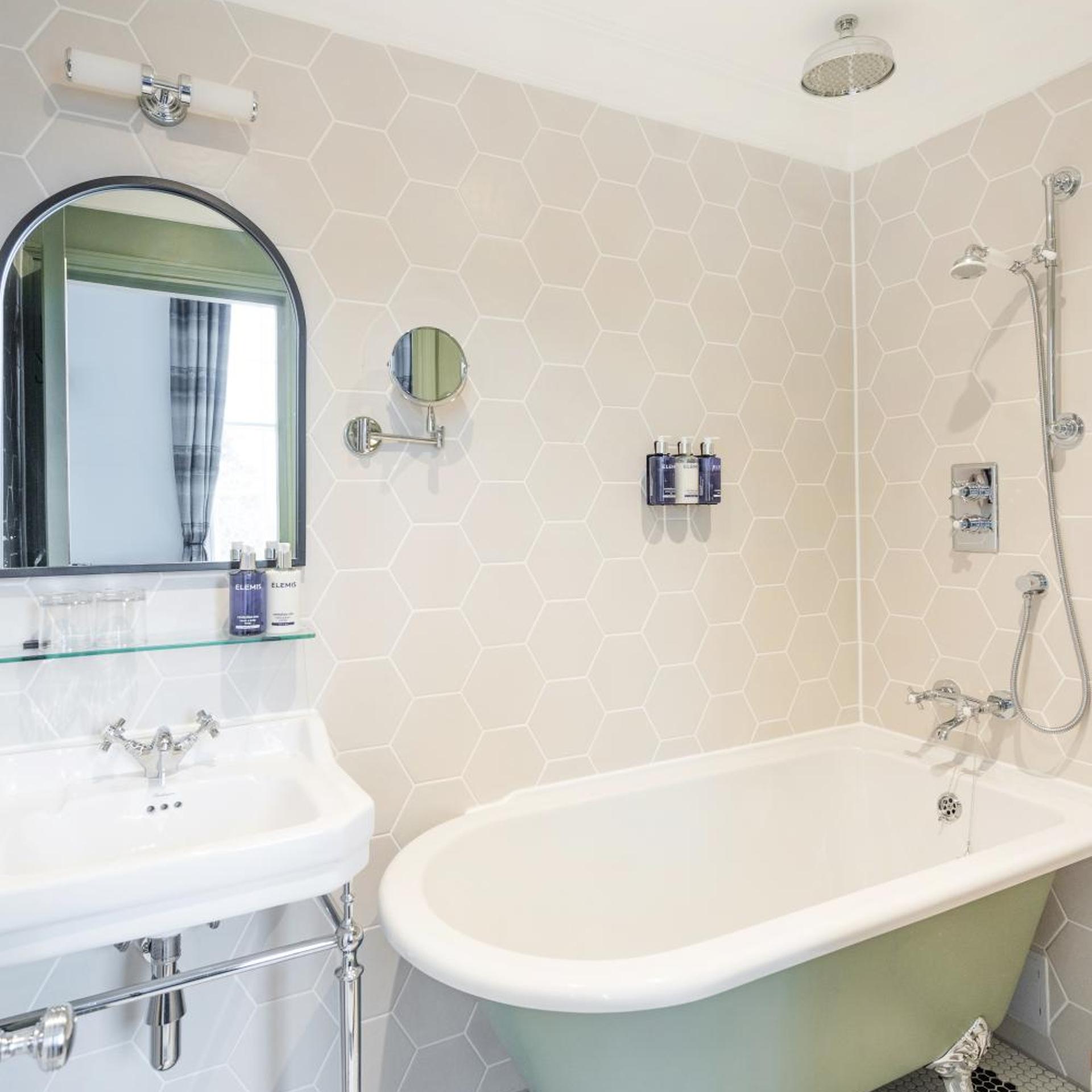 Superior, Basement, Double Bed، Berkeley Square Hotel 6/9