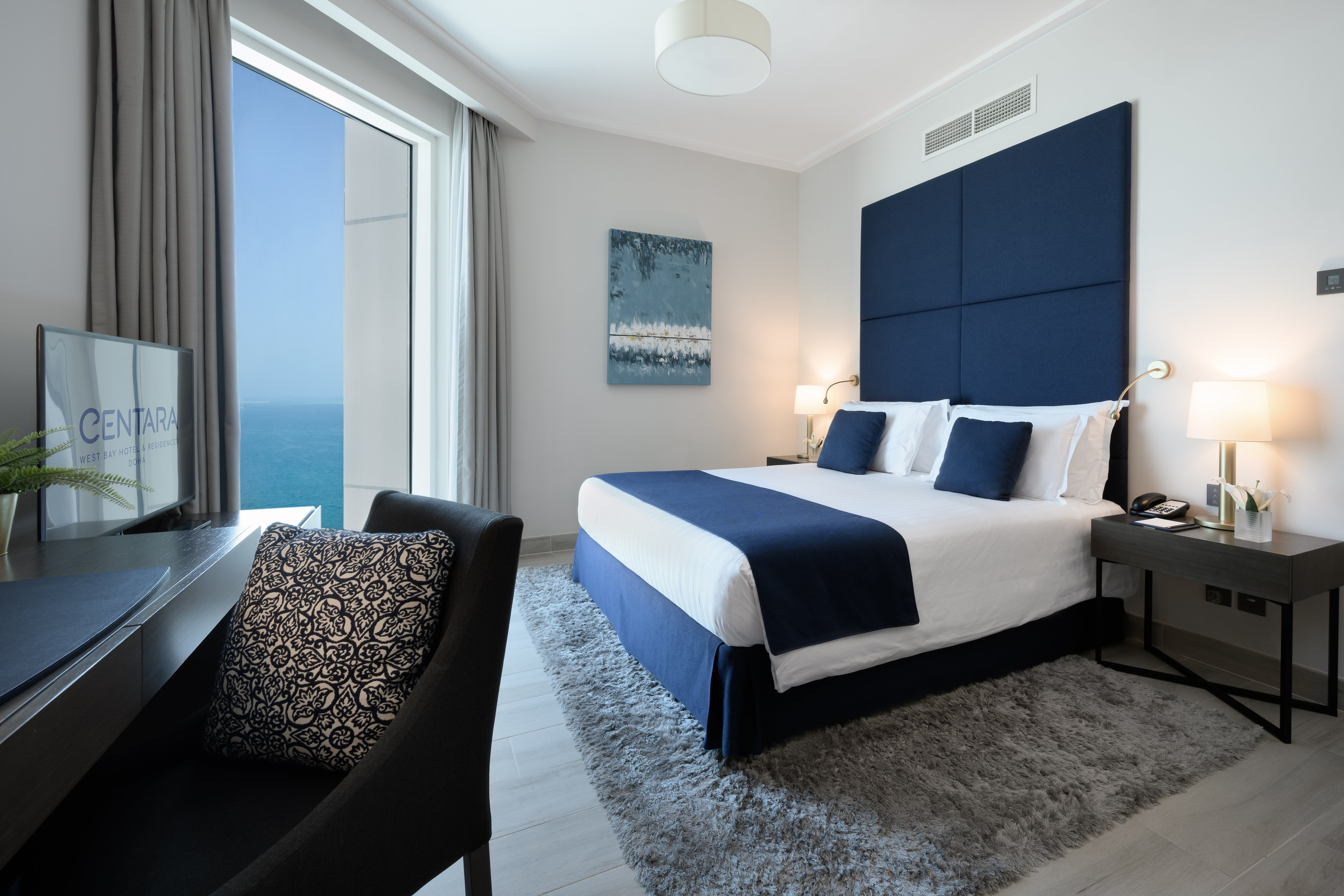 إقامة تنفيذية بغرفتي نوم بإطلالة جزئية على البحر، Centara West Bay Hotel and Residences Doha 2/4