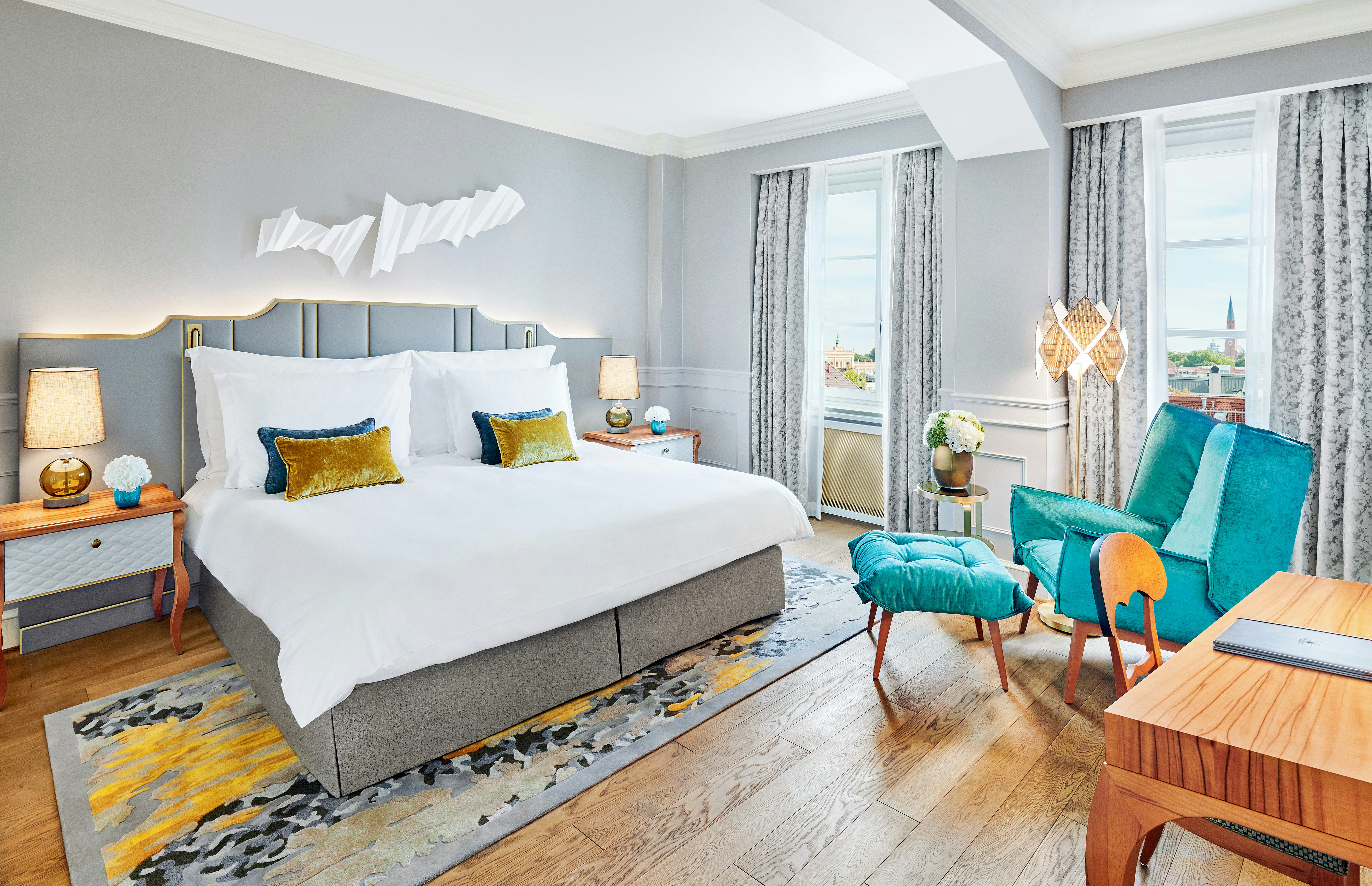 DELUXE, KING BED