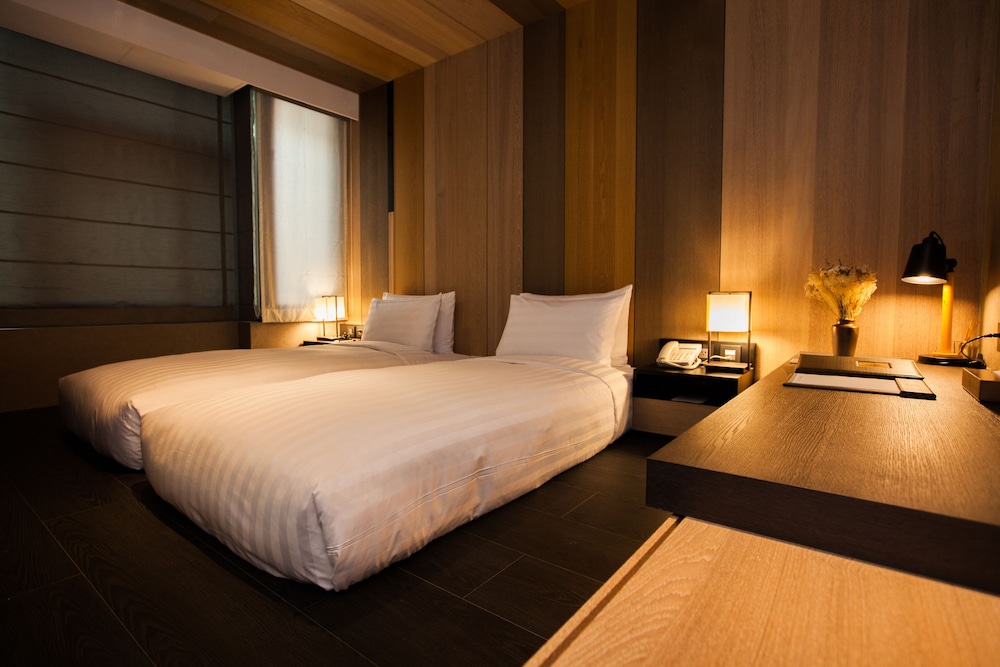 SUPERIOR, DOUBLE OR TWIN BED, BATHTUB