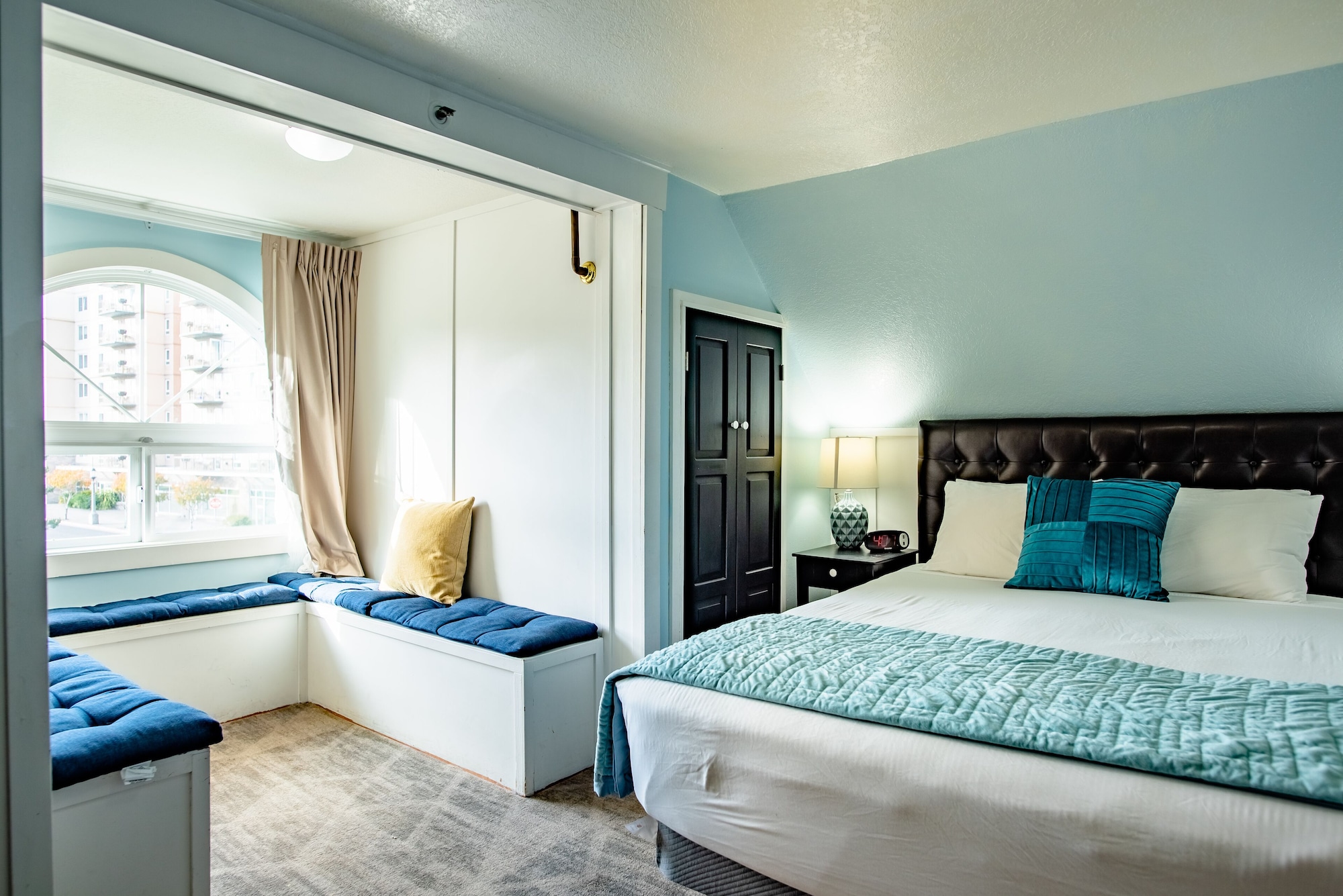 Garret, Queen Bed