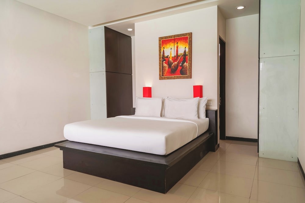 1 BEDROOM, SUITE, POOL ACCESS