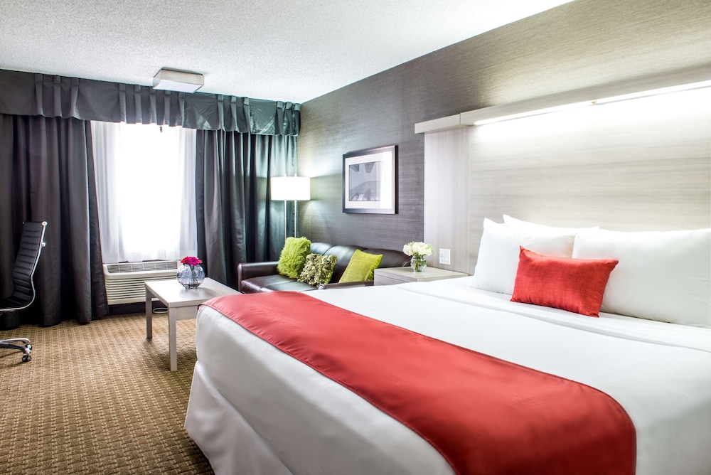 غرفة قياسية بسرير كينج مع أريكة، Village Park Inn Calgary 2/7