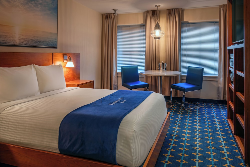 ROOM, QUEEN BED, CITY VIEW