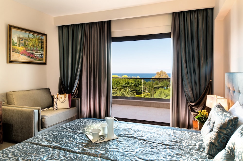 غرفة بسرير كينج بإطلالة على الحديقة مع أريكة، Pomegranate Wellness Spa Hotel 4/7