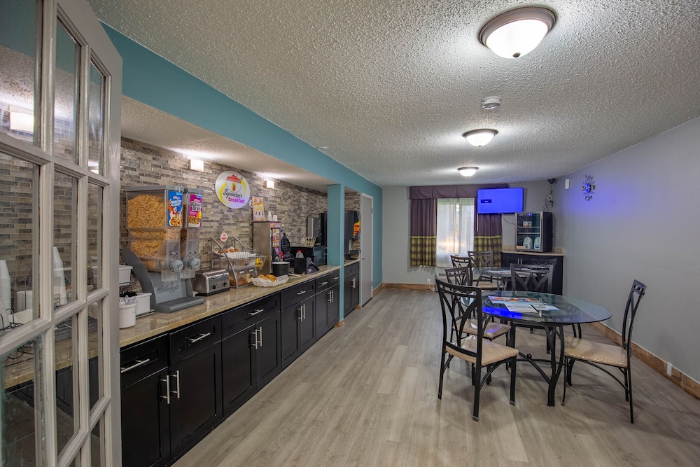 Super 8 By Wyndham Rockford 30/50