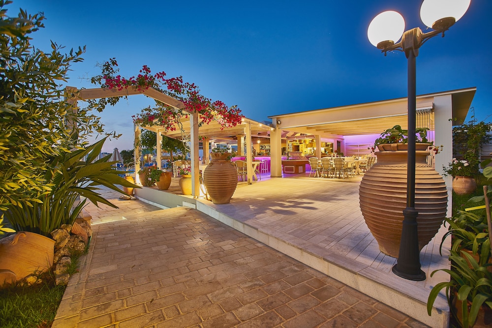 Golden Bay Apartments-Garden Haven 79/87