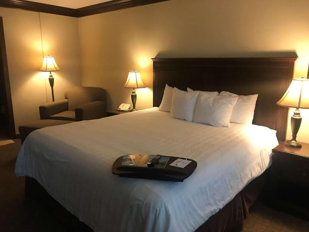 Fourwinds Lakeside Inn Marina 12/48