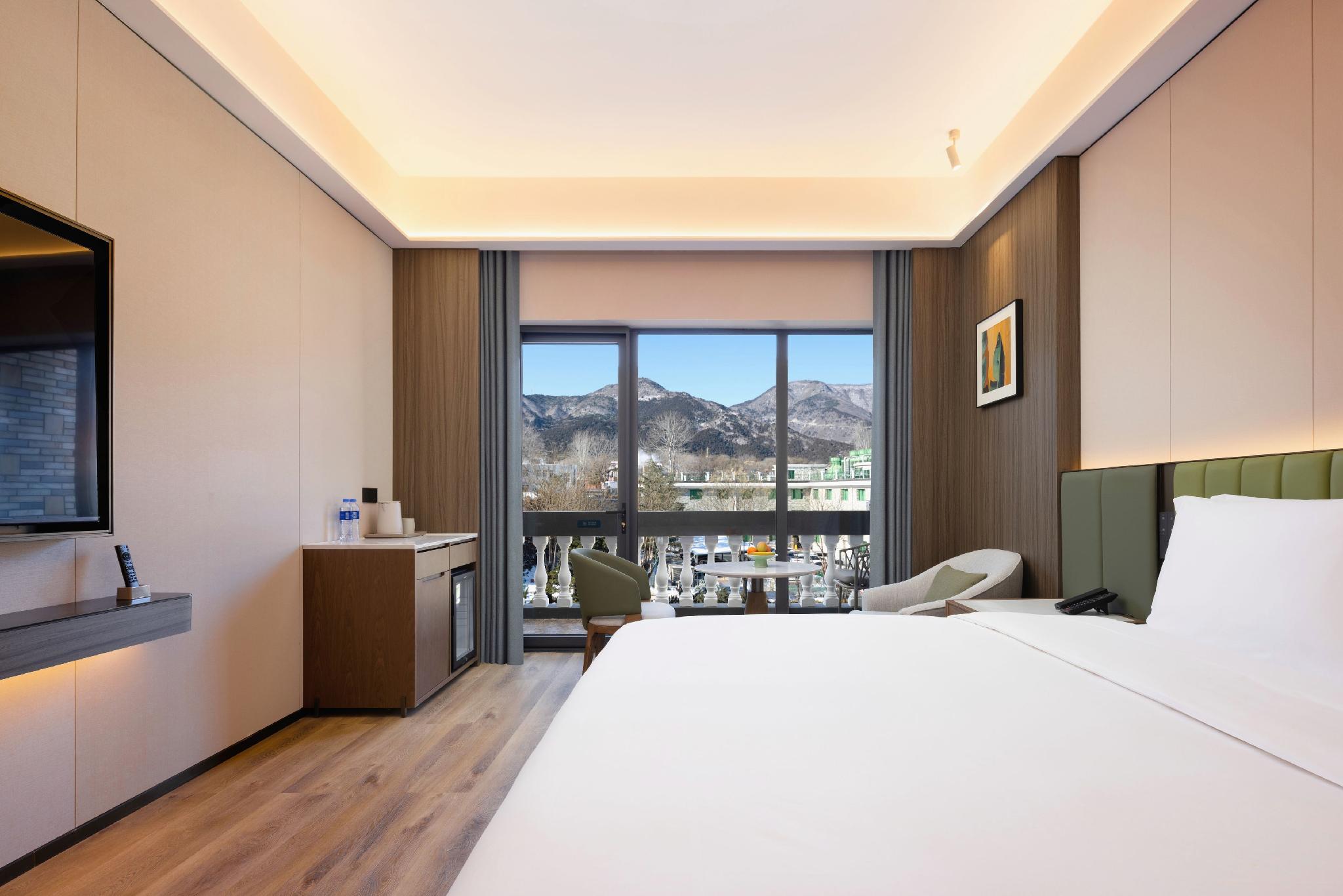 Fragrant Hill Hotel 10/60