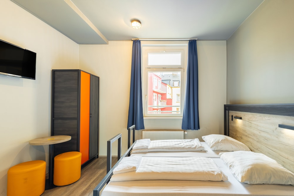 ROOM, SINGLE, TWIN BEDS