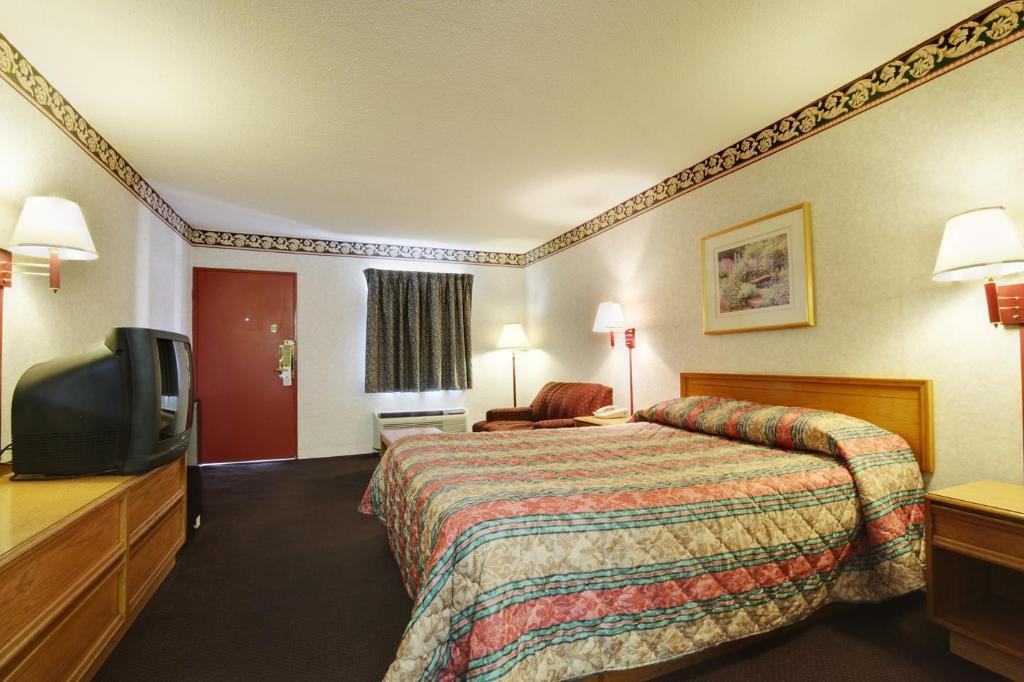 SUITE, KING BED, SMOKING