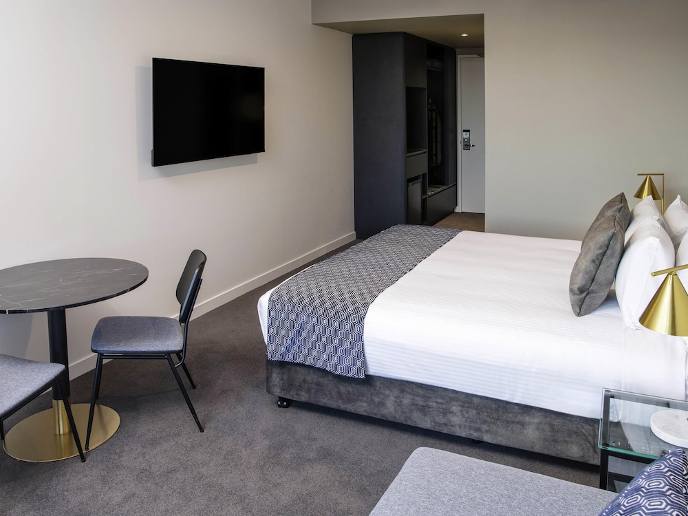DELUXE, KING BED