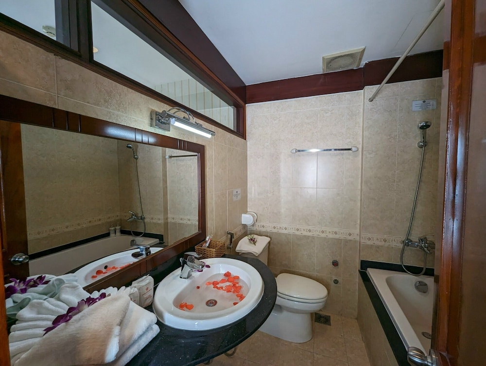 Dong Kinh Hotel 47/49