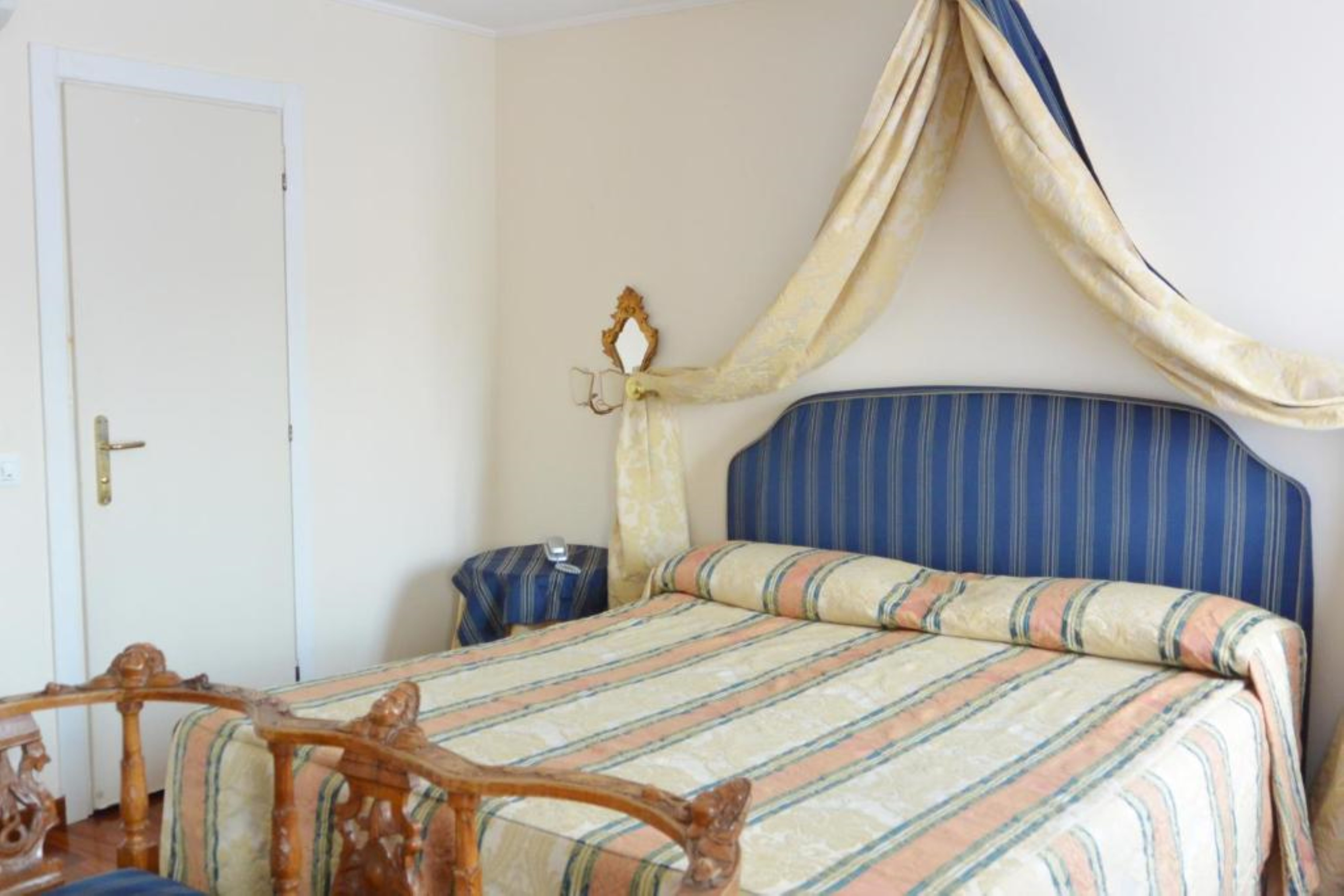 ROOM, FRENCH BED