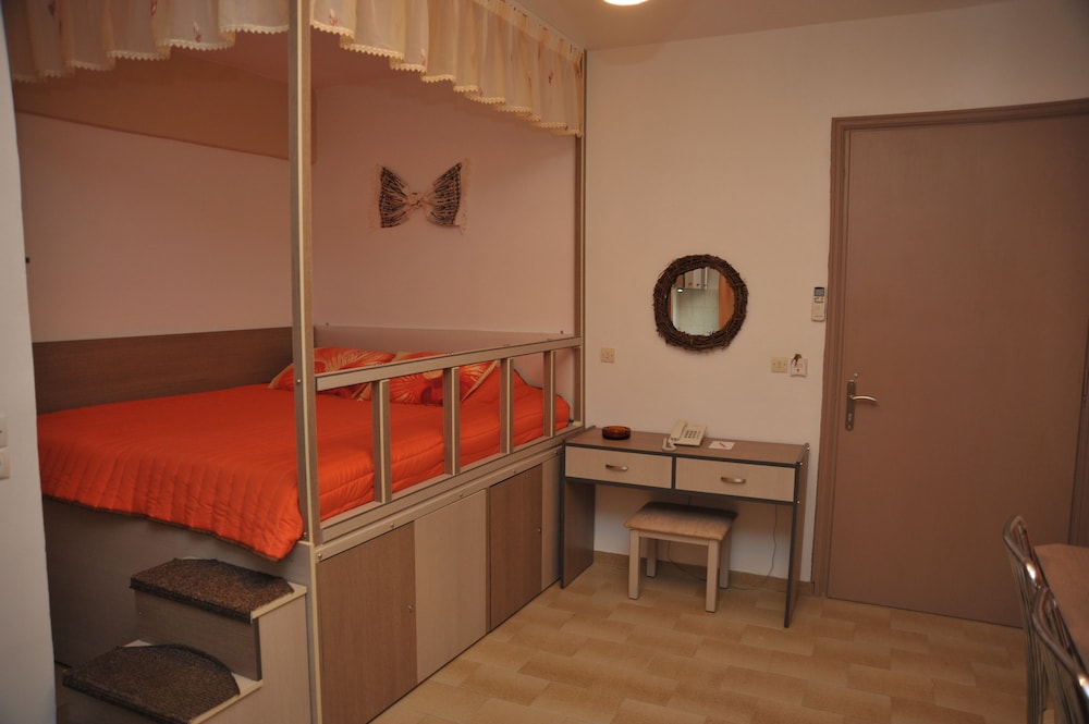 Takis Hotel 25/35
