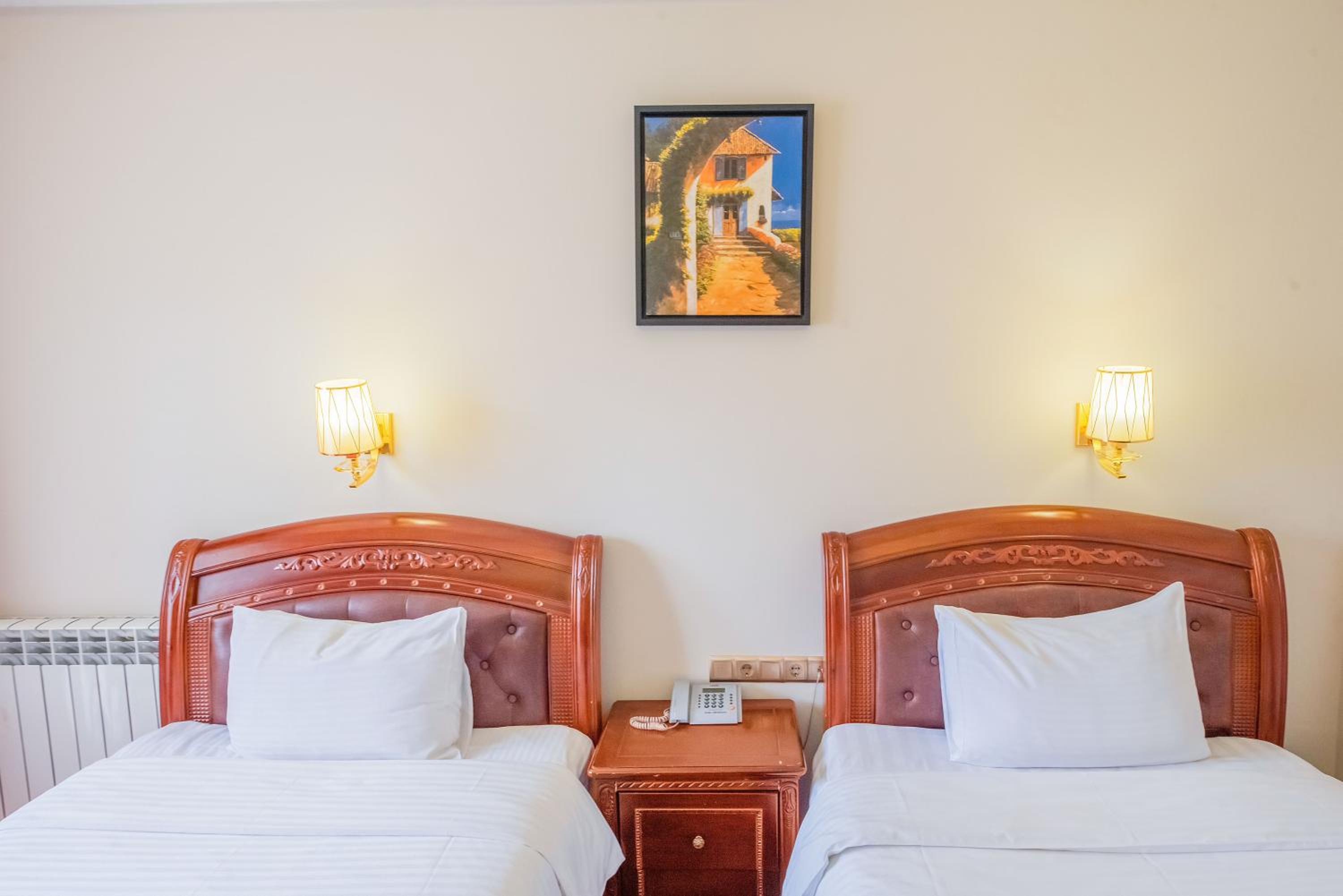 Standard Twin Room: