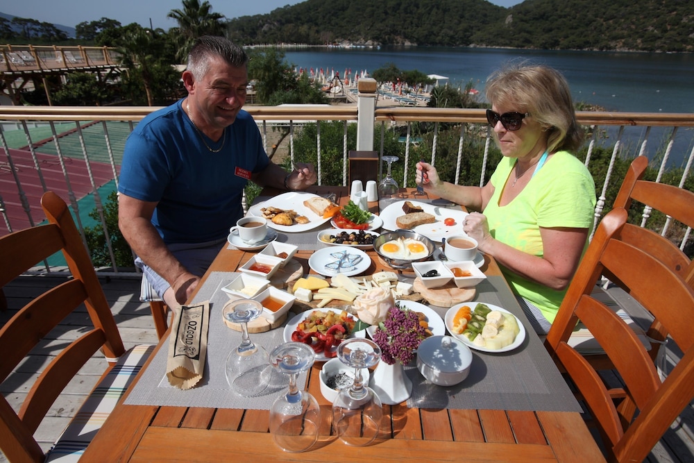 S3 Seahorse Beach Club & Hotel 25/50