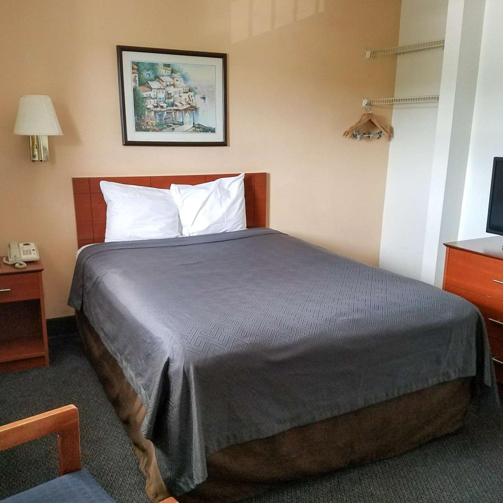 1 Queen Bed - Mobil Access Tub Smk Micfridg