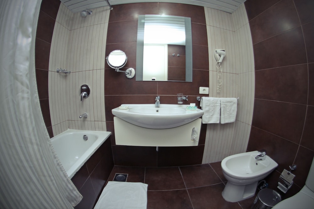 Madisson Hotel 55/60