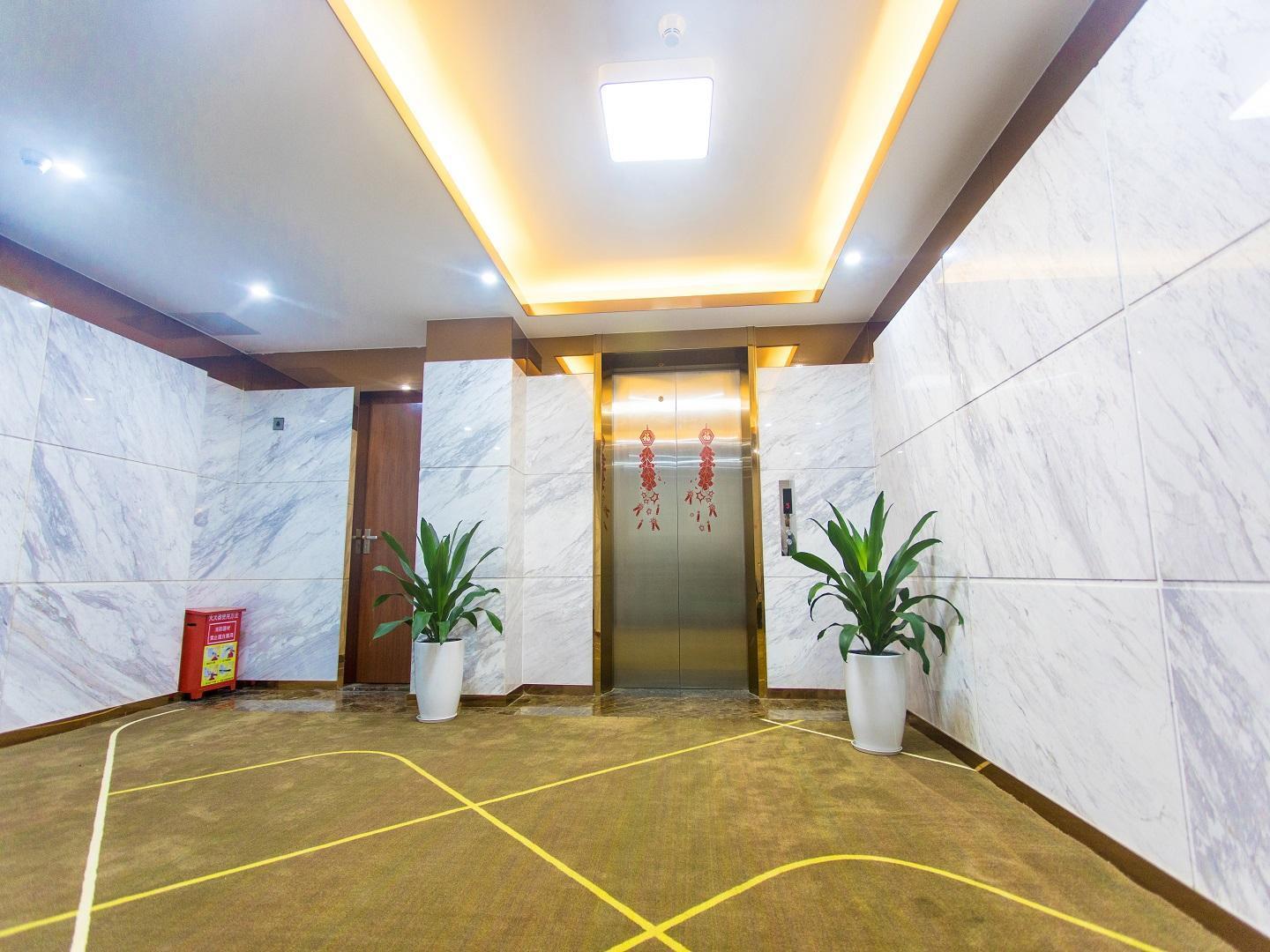 Chonpines Hotel (Shenzhen Gongming Honghuashan Metro Station) 8/31