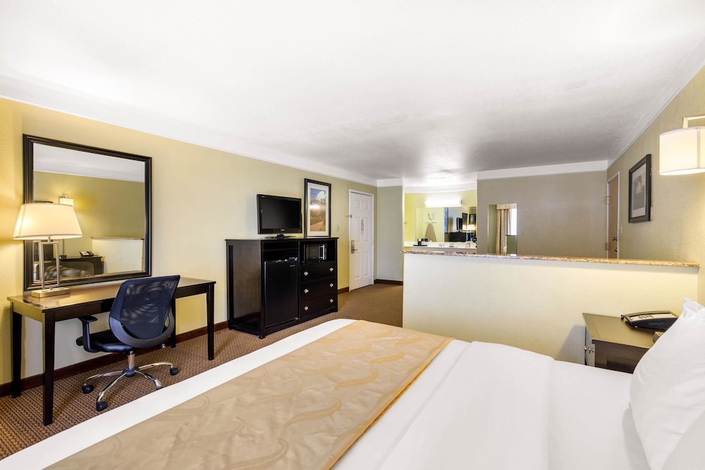 Quality Inn and Suites Gallup I-40 Exit 20 10/32