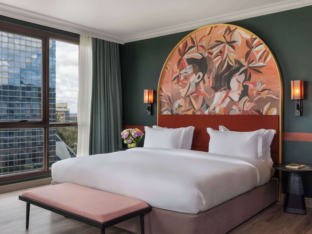 EXECUTIVE, SUITE, KING BED