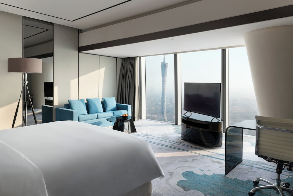 CLUB, PREMIER, KING BED, CANTON TOWER VIEW