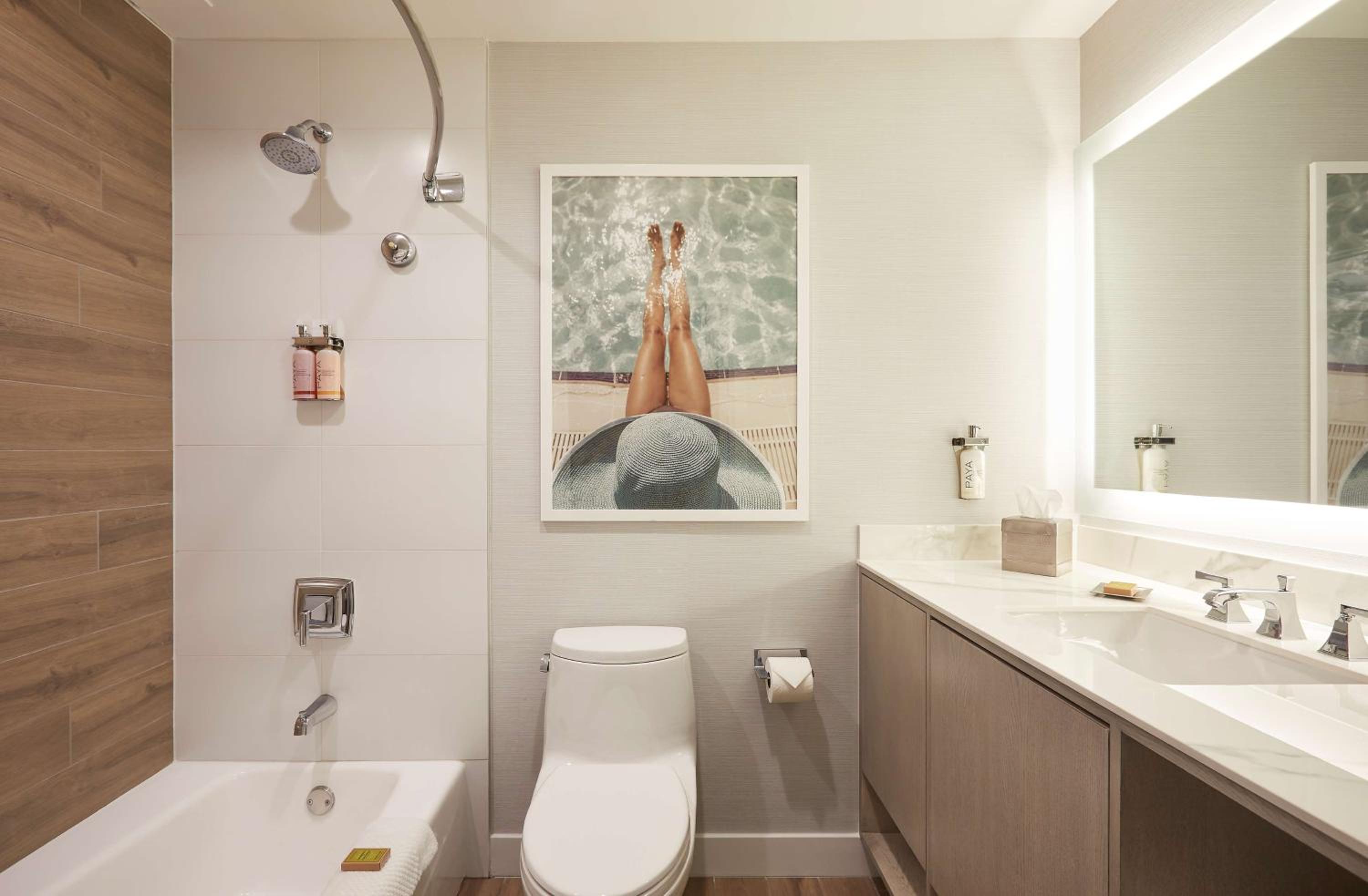Tower, Huntington, 2 Queen Beds, Resort View, Bathtub, Accessible، The Waterfront Beach Resort, a Hilton Hotel 4/4