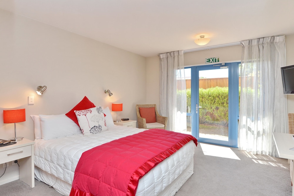 STUDIO, QUEEN BED, KITCHENETTE