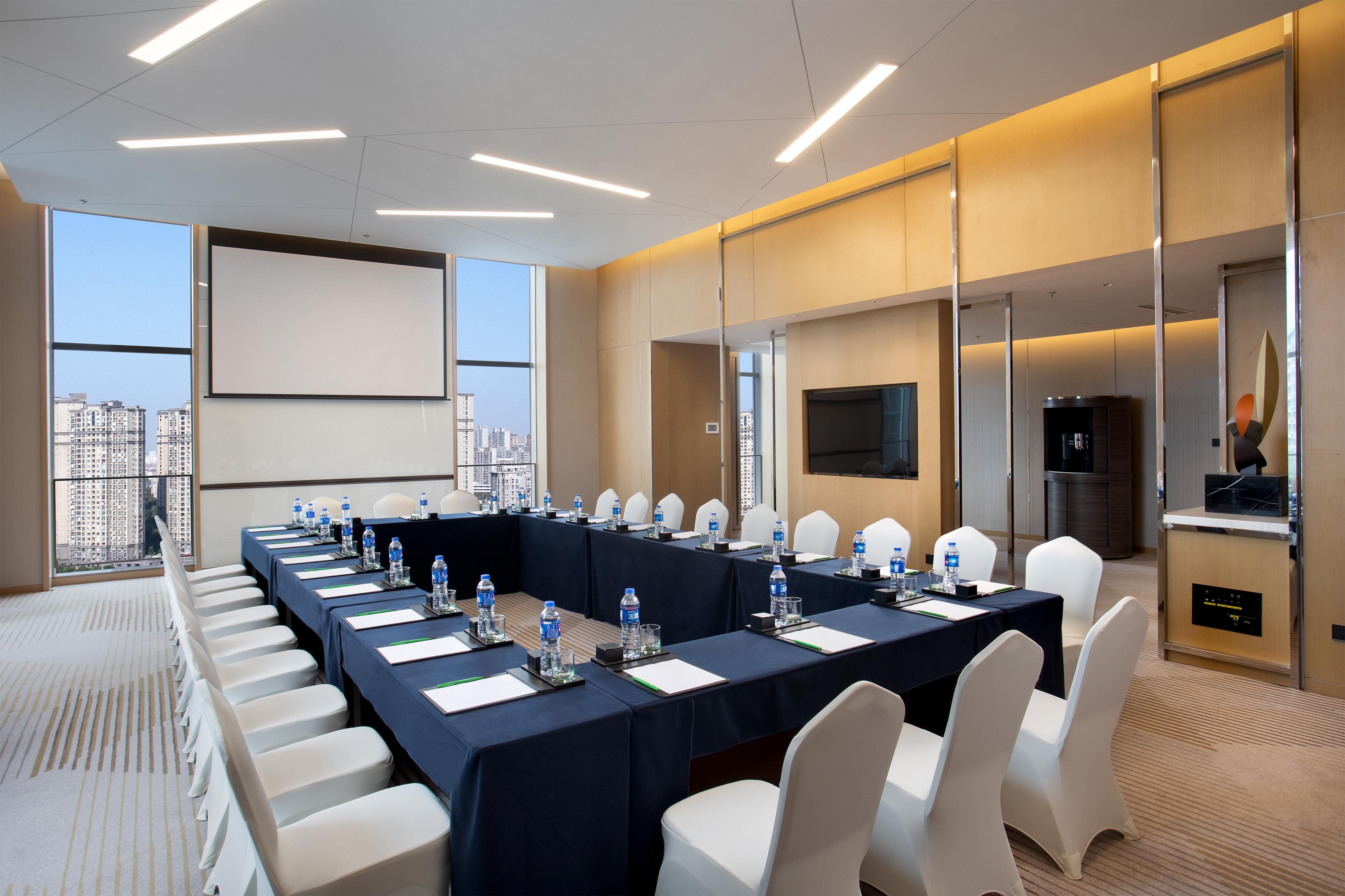 Holiday Inn Wuxi Central Station 50/56