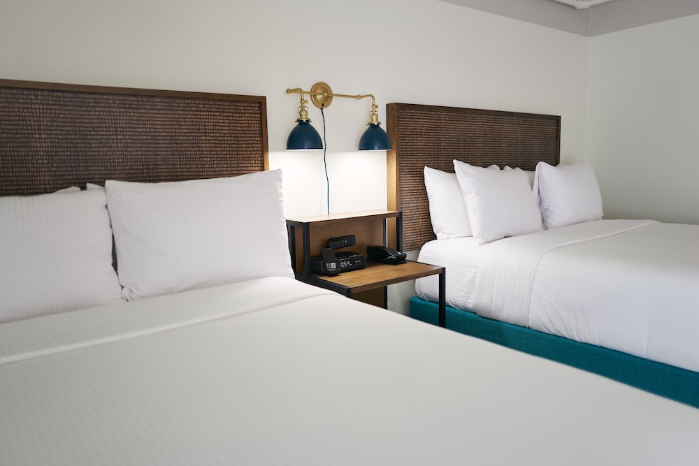 EXECUTIVE, 2 QUEEN BEDS, POOL ACCESS