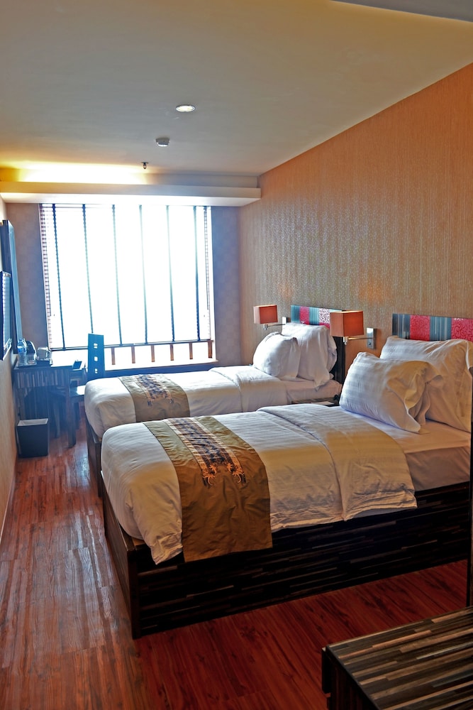 Lion Hotel And Plaza 4/40