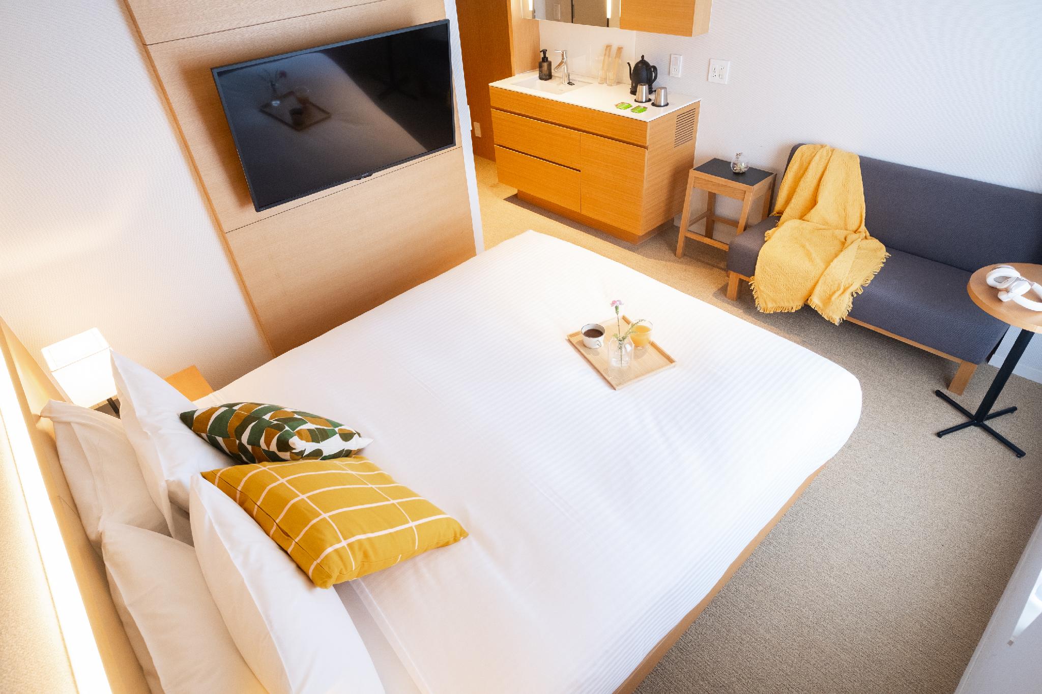 Essential, Queen Bed