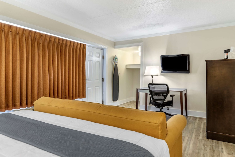 Econo Lodge Conway Central 15/27