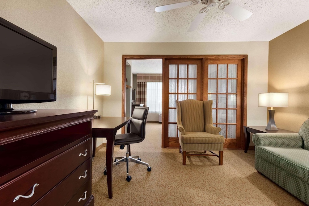 Country Inn Suites By Radisson West Bend Wi 52/58