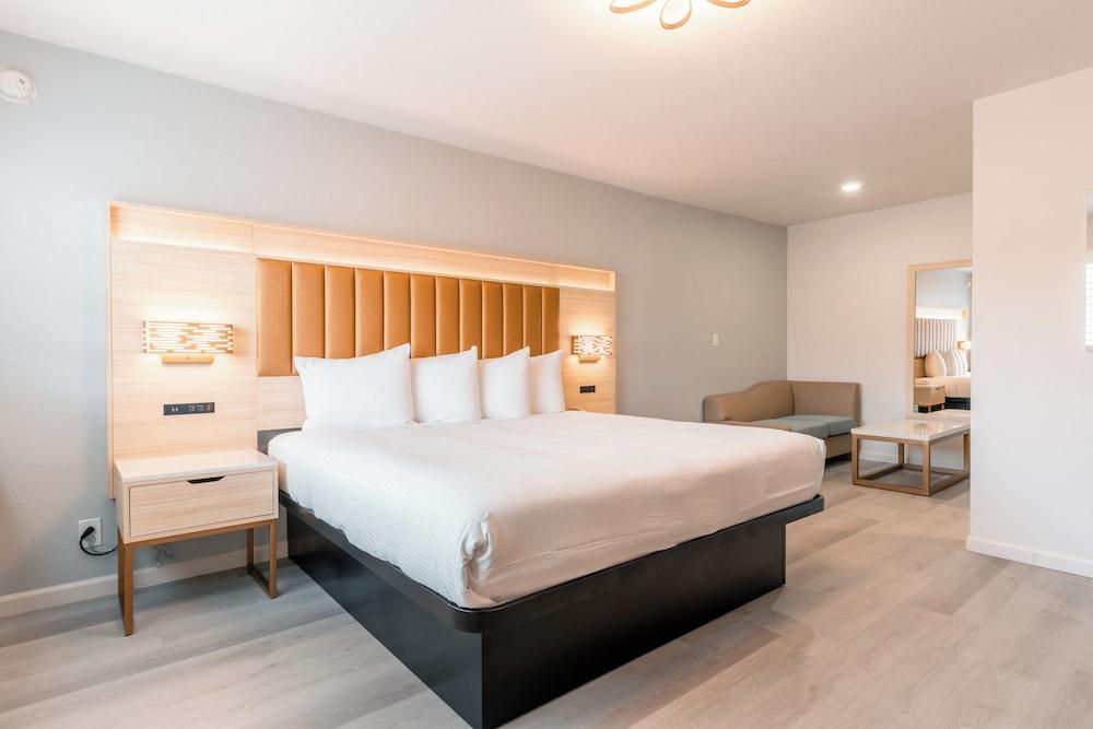 SUPERIOR, SINGLE, KING BED