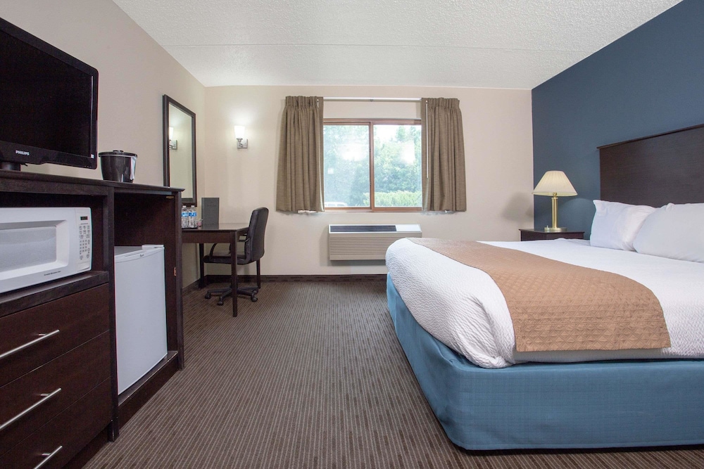 AmericInn by Wyndham Green Bay West 14/42