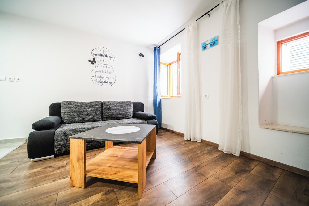 M & J Central Suites 26/50