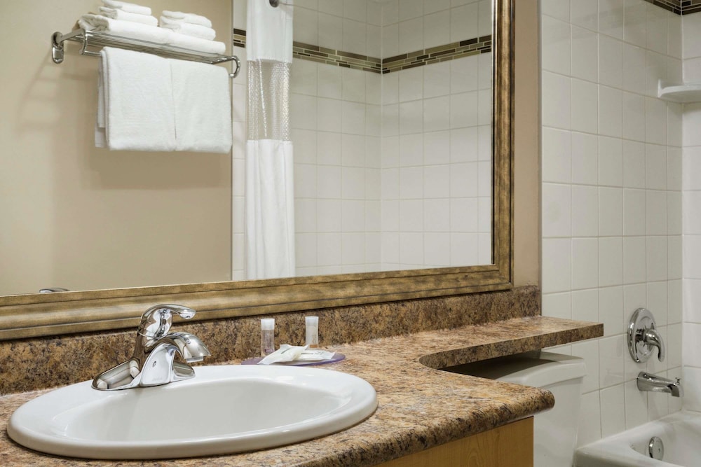Days Inn By Wyndham Victoria Uptown 22/62