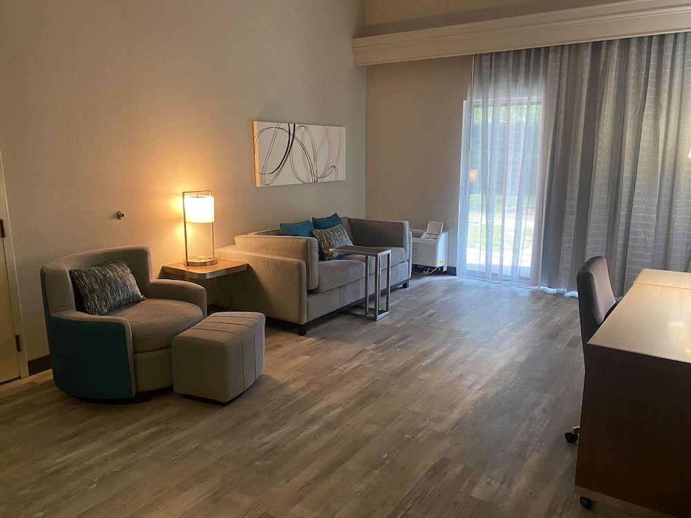 Courtyard Newport News Yorktown 16/24