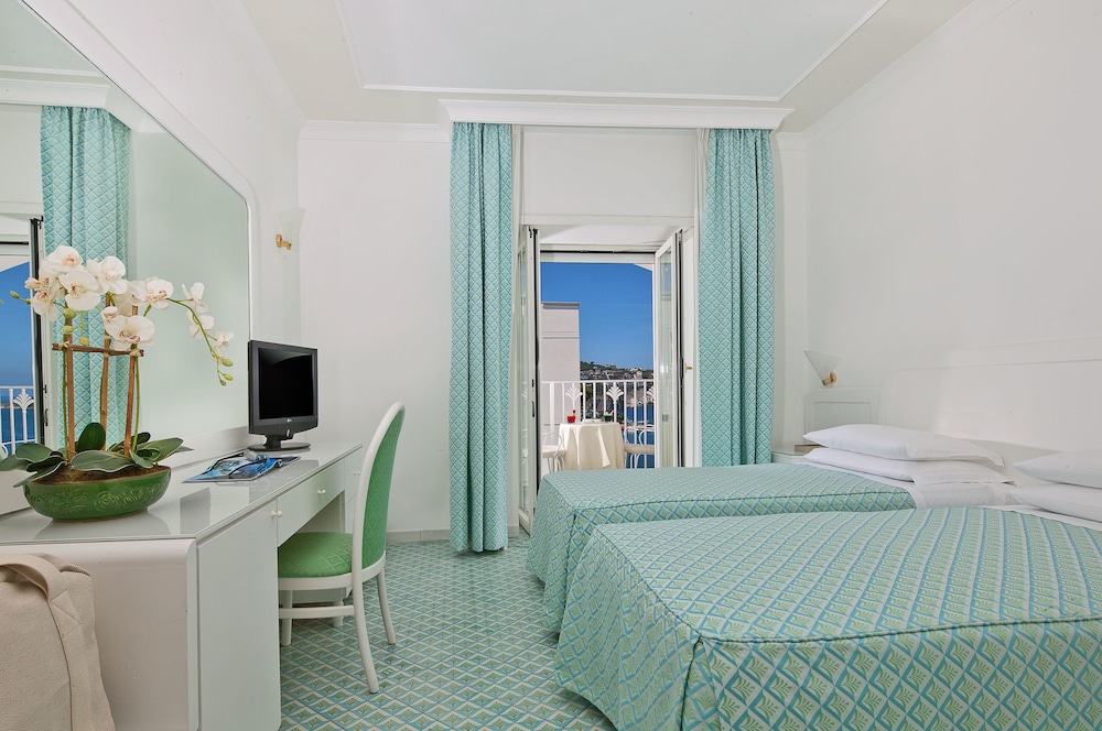غرفة سوبيريور بسريرين منفصلين بإطلالة جزئية على البحر، Grand Hotel Riviera 2/3
