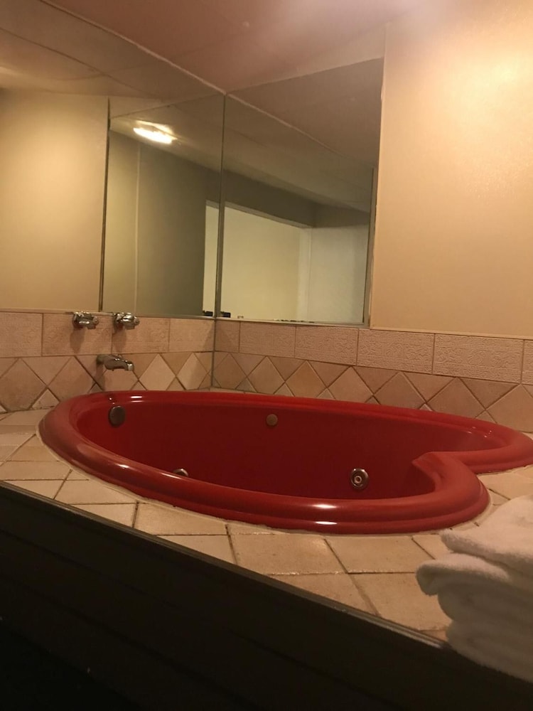 Red Carpet Inn 65/65