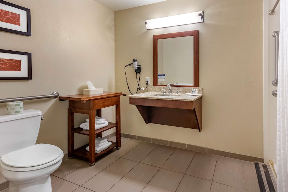 Comfort Suites Airport-University 32/33