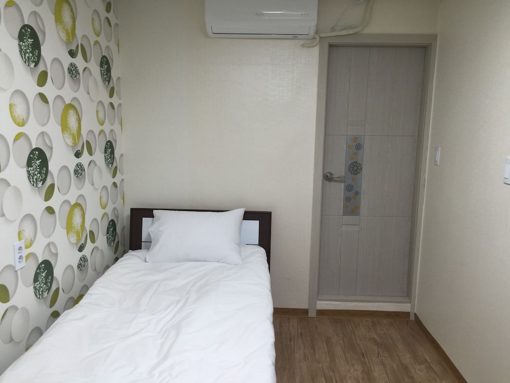 ROOM, TWIN BEDS