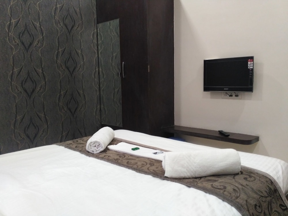 Hotel Everest Inn 8/25