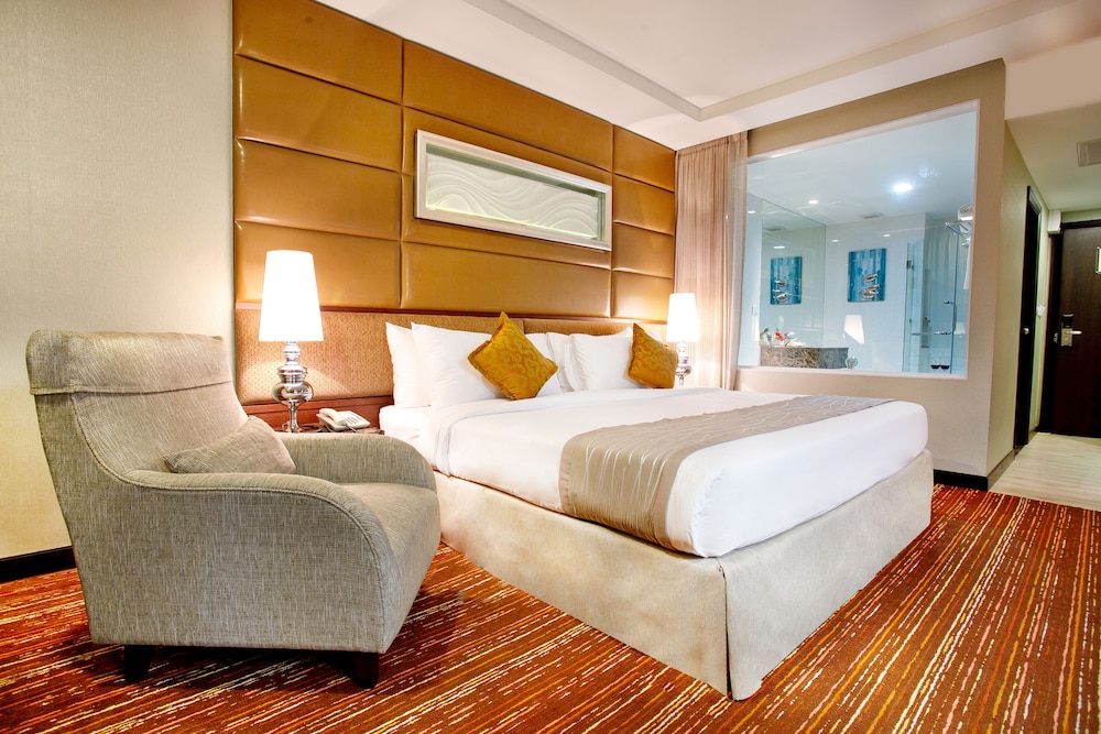 Executive, Suite, King Bed, Intimate Hotel 2/5