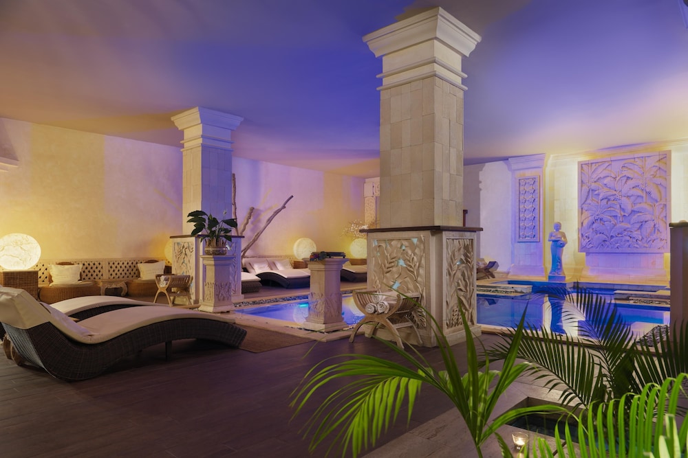 Royal Garden Villas & Spa 75/80