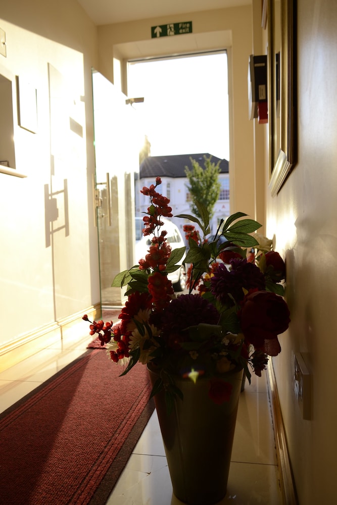 Britannia Inn Hotel Ilford 52/64